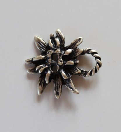 Miederknopf Edelweiß 33 mm aus Metall in Altsilber-Optik mit Öse zum Annähen für Dirndl, Mieder und traditionelle Trachtenbekleidung.